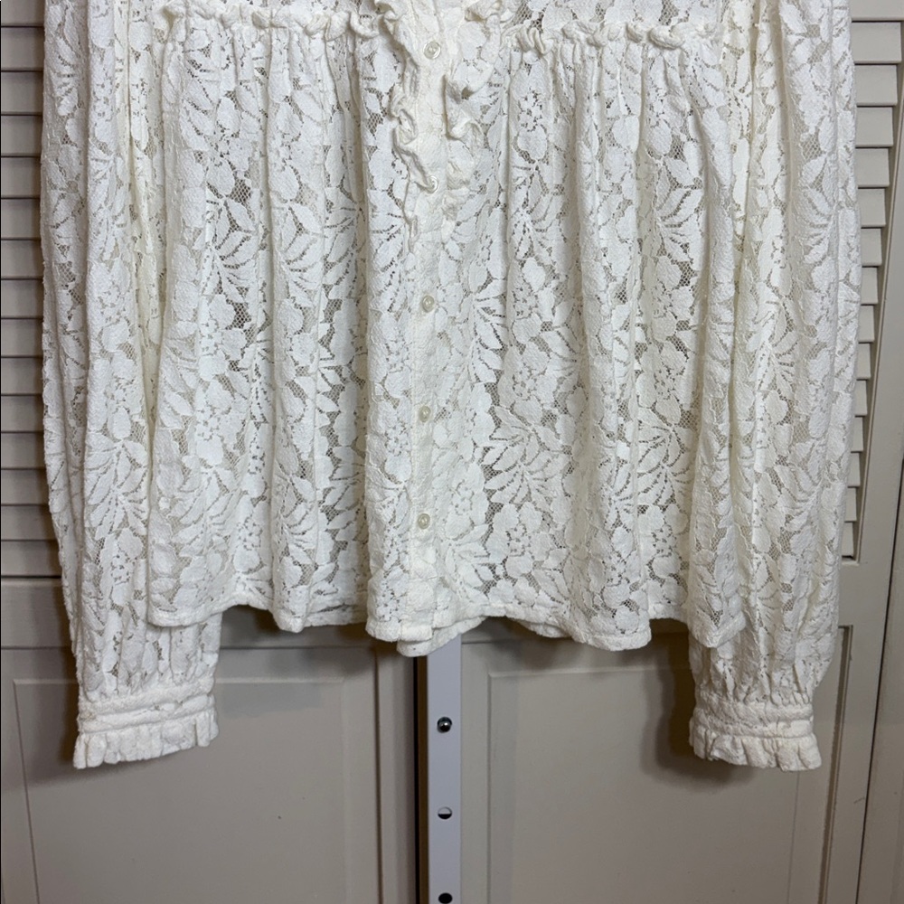 V.DE.Vinster Cream Lace Ruffle Button-Front Blouse Medium - Picture 3 of 8